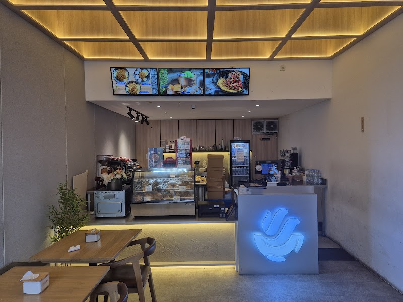 Cw Coffee & Eatery Surabaya - Ryan Pratama